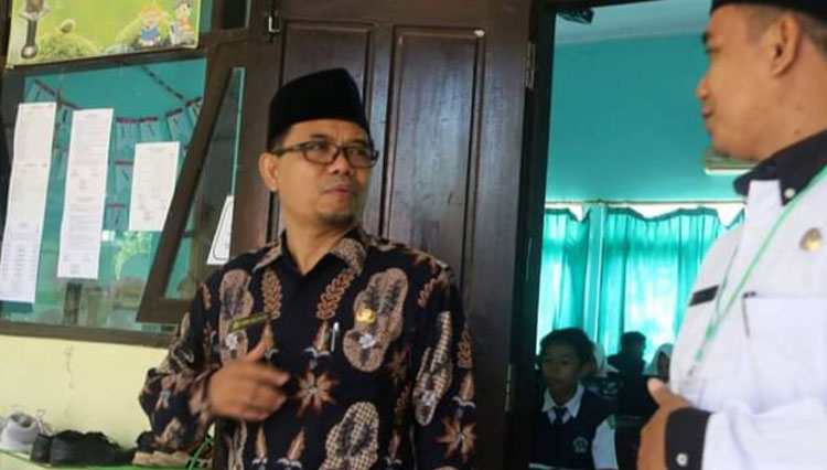 Kepala Kemenag Kabupaten Probolinggo, Akhmad Sruji Bahtiar (batik) di MTSN Paiton (foto: MTSN)