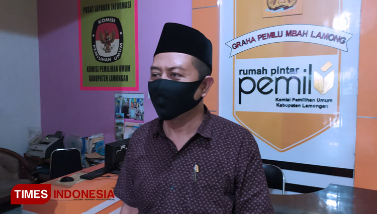 Ketua KPU Kabupaten Lamongan, Mahrus Ali, saat memberikan keterangan kepada wartawan. (FOTO: MFA Rohmatillah/TIMES Indonesia)