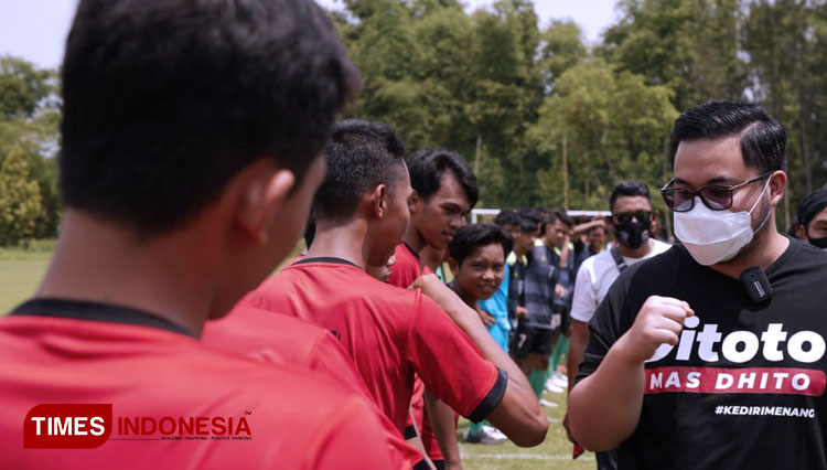 Mas Dhito saat menyapa para pemain sepak bola di tingkat desa. (Foto: Canda Adisurya/TIMES Indonesia)
