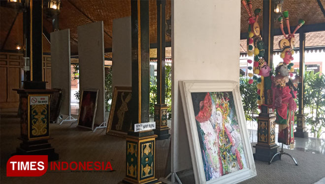 Salah satu karya seni lukis yang akan dipamerkan dalam pemeran seni lukis, patung dan fotografi yang digelar dihalaman Dinas Pariwisata dan Kebudayaan Banyuwangi. (Foto : Riswan Efendi/TIMES Indonesia)