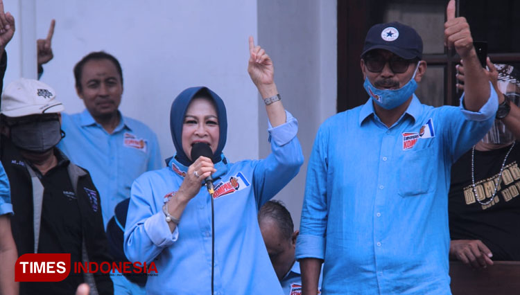 Pasangan Suhandoyo-Astiti menjelang debat publik pertama di kantor DPD Partai Nasdem Lamongan, Jumat (13/11/2020) (Foto: Moch. Nuril Huda/TIMES Indonesia)