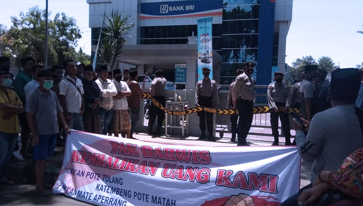 Pihak korban penipuan Oknum BRI saat unjuk rasa depan kantor BRI Cabang Pamekasan beberapa hari lalu. (Foto: Akhmad Syafi'i/TIMES Indonesia)