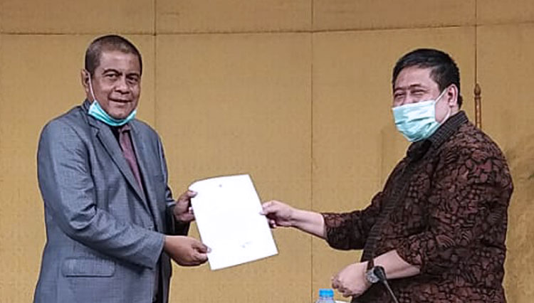 Rektor IAIN Jember Babun Suharto (kiri) terima surat persetujuan RPerpres dari Asisten Deputi Bidang Pembangunan Manusia dan Kebudayaan Hanung Cahyono. (Foto: Humas IAIN Jember for TIMES Indonesia)