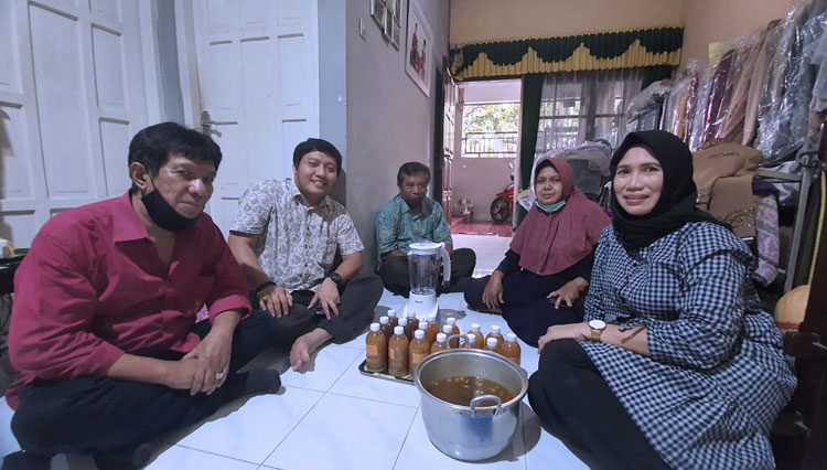 Tim pengabdian Universitas Diponegoro menyerahkan bantuan peralatan pengaduk dan pemeras jamu Semarangan di Grahamukti, Semarang, Sabtu (14/11/2020). (FOTO: Tim Pengabdian Undip)