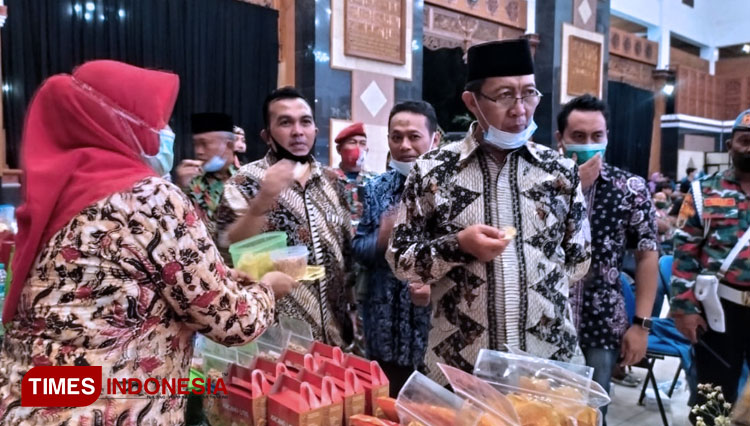 Bupati Tuban H Fathul Huda saat membuka The Journey of Toeban di Pendopo Krido Manunggal Tuban (15/11/2020). (Foto: Ahmad Istihar/ TIMES Indonesia) 