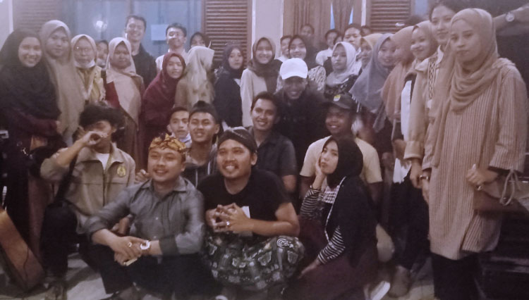 Gesah bareng Forum Komunikasi Mahasiswa Kalibaru (FKMK) bersama anggota DPRD Banyuwangi di At Tab Coffe. (Foto: Riswan Efendi/TIMES Indonesia)