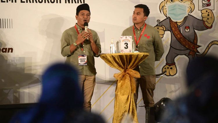 Paslon Bupati dan Wakil Bupati Bandung Nomor 3 Dadang Supriatna-Sahrul Gunawan saat Debat Publik kedua, di Kopo Square, Kec Margahayu, Kab Bandung, Sabtu (14/11/20) malam. (FOTO: KPU for TIMES Indonesia)