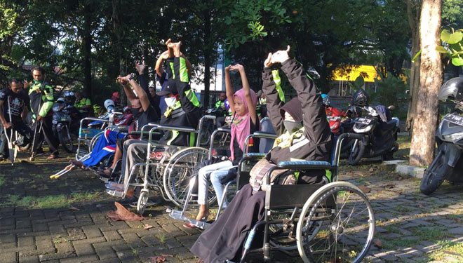 Sejumlah difabel sedang melakukan pemanasan dari kursi roda sebelum mengikuti berlari bersama, Minggu (15/11/2020). (Foto: Komunitas Jember Runners for TIMES Indonesia)