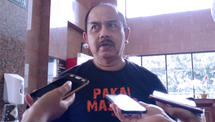 Kepala Inspektorat Pemprov Jawa Timur Helmy Perdana Putera saat diwawancarai soal normalisasi KSOTK Pemkab Jember. (Foto: Sri Wahyuni/Surya)