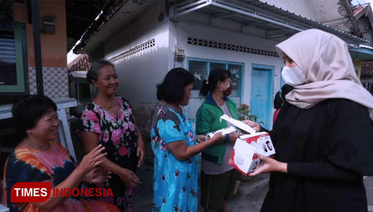 Ipuk Fiestiandani membagikan masker di warga perkampungan. (FOTO: Agung Sedana/TIMES Indonesia)