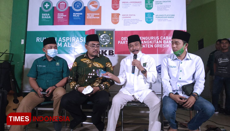 Wakil Ketua DPP PKB Jazilul Fawaid (dua dari kiri) saat menghadiri acara di DPC PKB Kabupaten Gresik. (Foto: Akmal/TIMES Indonesia)