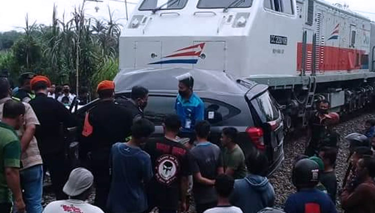 Kecelakaan KA dengan mobil di perlintasan tanpa palang pintu di Desa Dander, Kecamatan Talun Kabupaten Blitar, Minggu (15/11/2020). (Foto: Istimewa)