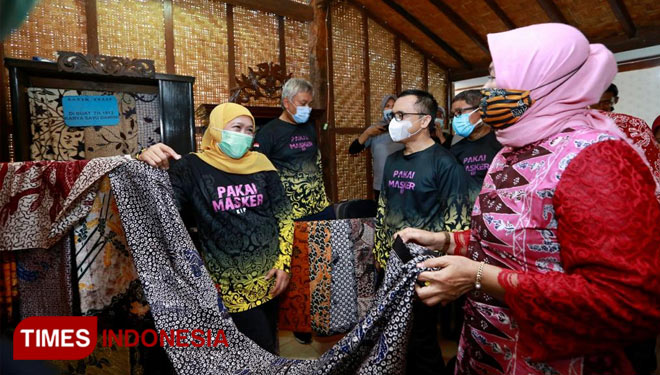 Gubernur Jatim Khofifah Indar Parawansa dan Bupati Banyuwangi Abdullah Azwar Anas sedang bersama rumah pembuatan batik (Foto : Rizki Alfian/ TIMESIndonesia)