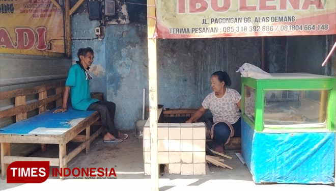 Mrs. Lena’s Tapel Cakes stall in Cirebon. (PHOTO: Ayu Lestari TIMES Indonesia)