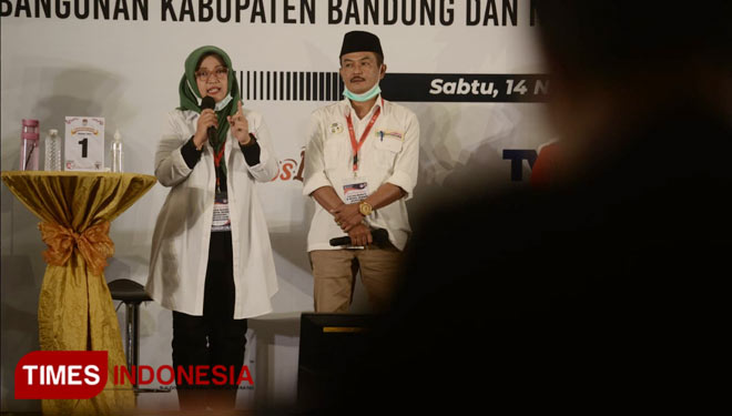 Paslon Bupati dan Wakil Bupati Bandung nomor urut 1 Kurnia Agustina - Usman Sayogi saat Debat Publik kedua di Kopo Square Margahayu, Kabu Bandung, Sabtu (14/11/20) malam.(FOTO: KPU for TIMES Indonesia