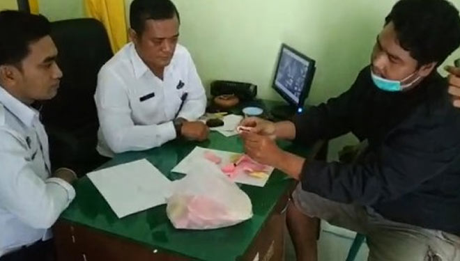 Petugas Lapas kelas IIB Jombang saat memeriksa krupuk berisi obat terlarang (Foto : Dok. Lapas Jombang)