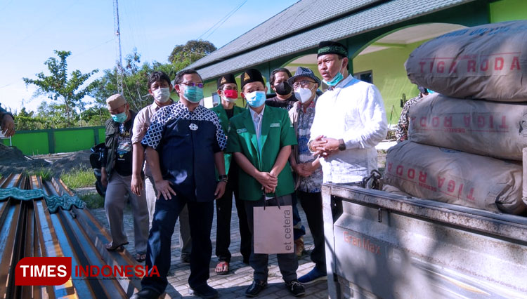 Muhamad Sholihin dan Herman Khaeron saat memberikan bantuan untuk pembangunan gedung GP Ansor Indramayu.(Foto: Muhamad Jupri/TIMES Indonesia)