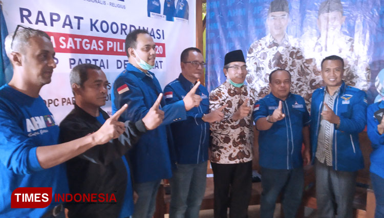 Calon Bupati Bantul Abdul Halim Muslih bersama anggota Satgas Pilkada 2020 dan jajaran pengurus Partai Demokrat DPD DIY dan DPC Bantul (Foto: Totok Hidayat/TIMES Indonesia)