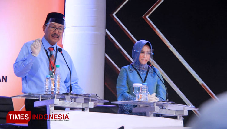 Pasangan Suhandoyo-Astiti Suwarni pada saat debat publik perdana Pilbup Lamongan, Komplek Graha Pena Jl Ahmad Yani Surabaya, Sabtu (14/11/2020), (Foto: Moch. Nuril Huda/TIMES Indonesia)