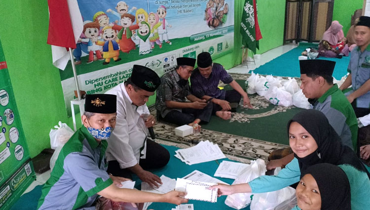 Penyaluran donasi untuk anak yatim piatu dan kaum duafa dalam rangka Maulid Nabi Muhammad SAW. (Foto: Dok. NU Care for TIMES Indonesia)