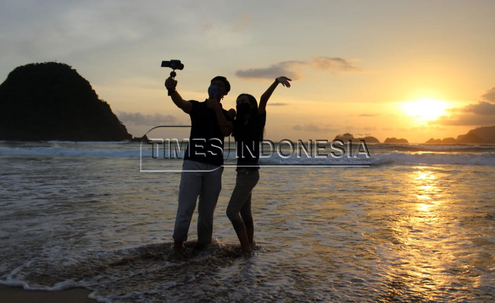 Menikmati Matahari Tenggelam dari Pantai Pulau Merah Banyuwangi | TIMES Indonesia
