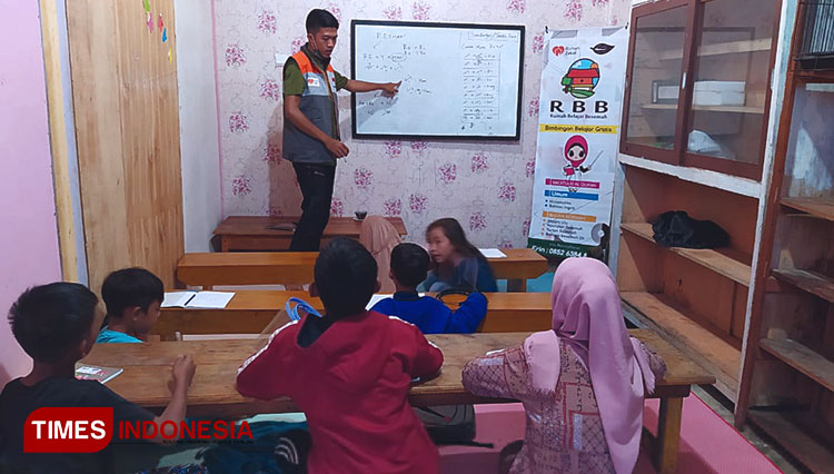 Rumah Belajar Besemah (RBB) binaan Rumah Zakat dan Rumah Sastra mengajak generasi muda untuk belajar aksara ulu. (Foto: Asnadi/TIMES Indonesia)