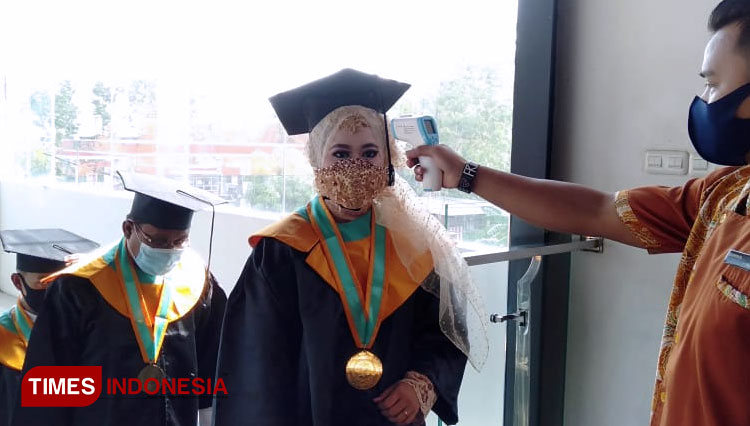 Sekolah Tinggi Ilmu Syariah Assalafiyah (STISA) Pamekasan saat gelar wisuda secara tatap muka di lantai II Gedung Hotel Odaita Pamekasan, Jalan Raya Sumenep.(Foto: Akhmad Syafi'i/TIMES Indonesia)