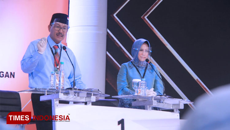 Pasangan Suhandoyo-Astiti Suwarni saat debat publik Pilkada Lamongan 2020. (Foto: Moch. Nuril Huda/TIMES Indonesia)