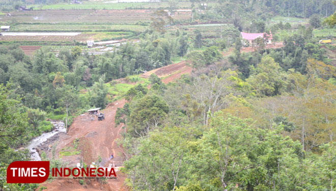 Jalan TMMD di Dusun Gunung Agung Ilir ketika baru saja dibuka pada 2014 lalu.  (Foto: Asnadi/ TIMES Indonesia) 