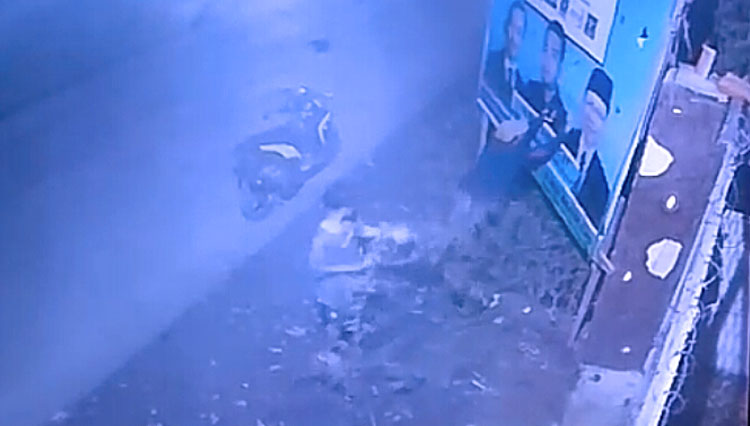 Tangkapan layar video CCTV aksi perusakan APK Sholawat. (Foto: Tangkapan layar CCTV Sholawat)
