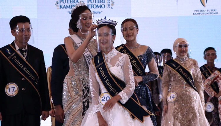 Wa Ode Amalia Nadine, Kontestan Putri Indonesia Perwakilan Sultra saat menyematkan mahkota kepada pemenang Putri Kampus Unitomo 2020 (FOTO: Unitomo)