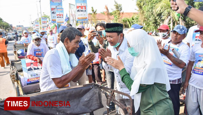 Puluhan tukang becak saat memberi dukungan kepada Sholawat.(Foto: Sholawat for TIMES Indonesia)