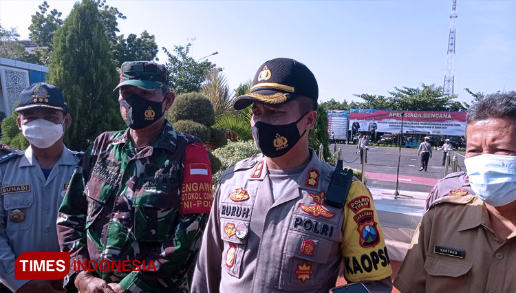 Kapolres Tuban, AKBP Ruruh Wicaksono saat memimpin apel pasukan kesiapsiagaan bencana hidrometeologi, Senin (16/11/2020). (FOTO: Ahmad Istihar/TIMES Indonesia) 