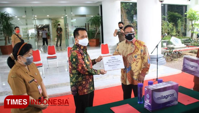 Pjs Gubernur Sulut Agus Fatoni menerima langsung bantuan dari PT. Milagros Indonesia Megah di lobi Kantor Gubernur. Foto: Herry Dumais/TIMES Indonesia.