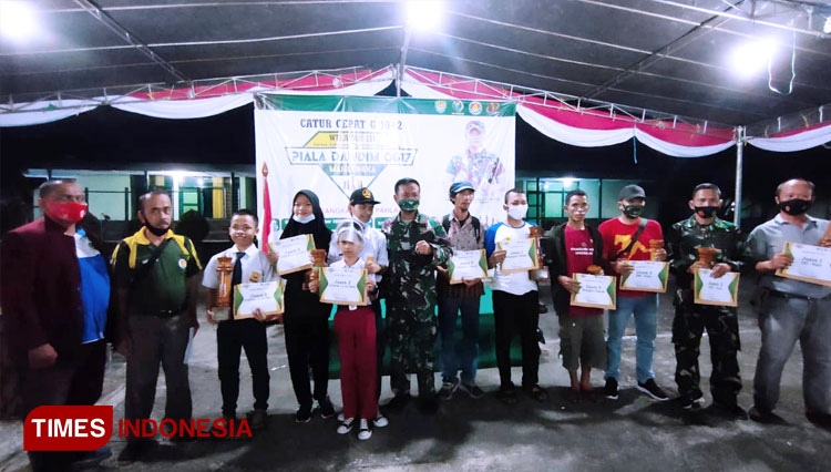 Dandim 0617/Majalengka, Letkol Inf Andik Siswanto memberikan piala dan uang pembinaan kepada pemenang kejuaraan catur Dandim Majalengka Cup. (FOTO: Jaja Sumarja/TIMES Indonesia)