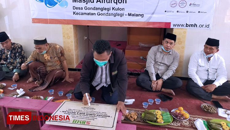 Manajer Operasional BMH Jatim gerai Malang Sony Abdul Karim Meresmikan Sumur Bor di Gondanglegi Malang,. Sabtu (14/11). (FOTO: AJP TIMES Indonesia)