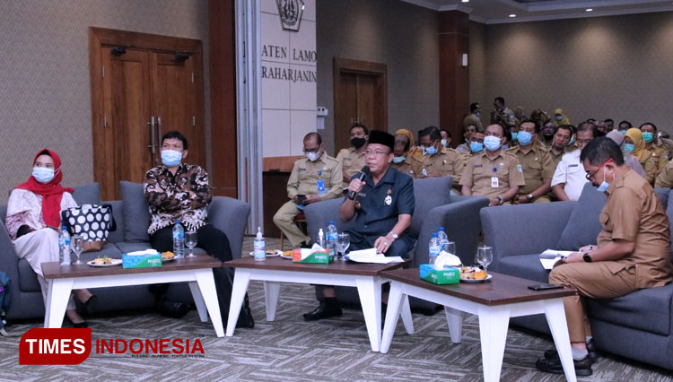 Bupati Lamongan Fadeli saat rapat evaluasi capaian program pemberantasan korupsi terintegrasi di ruang Airlangga Pemkab Lamongan, Senin (16/11/2020), Foto : Moch. Nuril Huda/TIMES Indonesia).