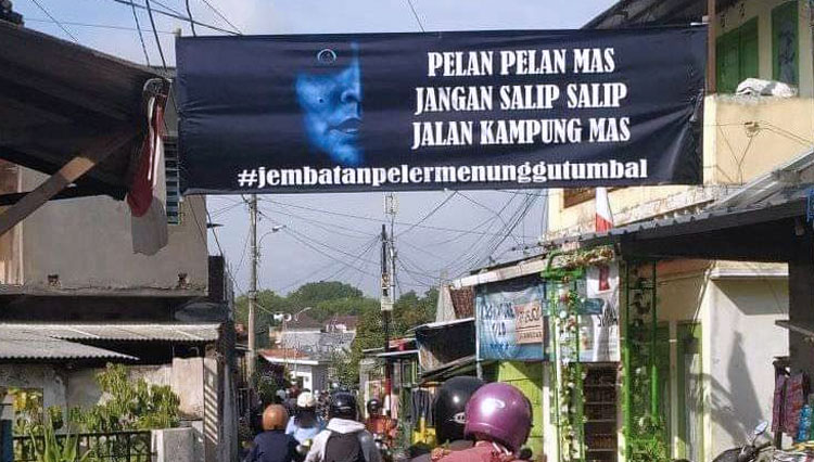 Banner yang menampilkan wajah tokoh horor Indonesia Suzana di Jembatan Pelor Kota Malang (Foto : Facebook/Komunitas Peduli Malang)