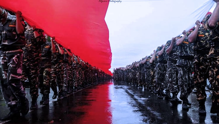 Bendera Merah Putih sepanjang 1.000 meter dibentangkan dalam barisan tersendiri yang melibatkan 666 anggota Banser Banyumas guna mengingat kembali perjuangan. (FOTO: Facebook Banser Banyumas)