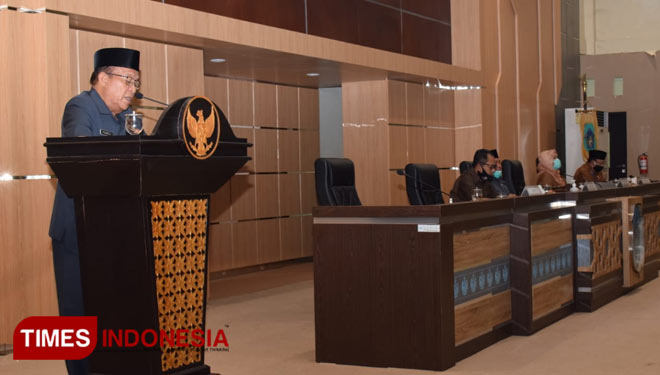 Bupati Fadeli dalam rapat paripurna DPRD Kabupaten Lamongan dalam agenda jawaban eksekutif dalam pembahasan rancangan APBD tahun 2021, Senin (16/11/2020), (Foto : Moch. Nuril Huda/TIMES Indonesia).