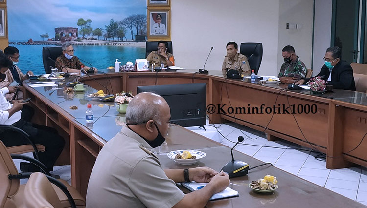 Bupati Kepulauan Seribu Junaedi saat menerima kunjungan tim pemilihan FKDM tingkat kecamatan dan kelurahan periode 2021-2023. (Foto: Kominfotik Kepulauan Seribu) 