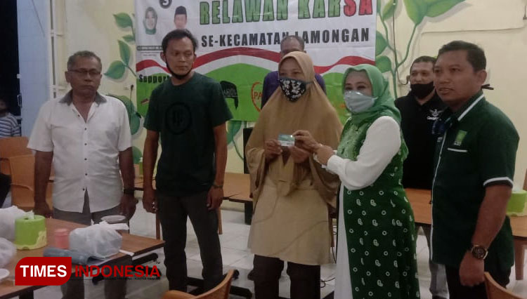 Calon Bupati Lamongan nomor urut 1, Kartika Hidayati (kerudung hijau) yang didampingi Sekjen DPP PKB Zainul Munasichin memberikan prototype Kartu RT Sejahtera, Minggu (15/11/2020), (Foto : Moch. Nuril Huda/TIME Indonesia)
