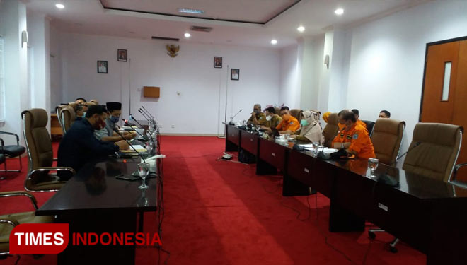 Suasana rapat pembahasan Raperda Komisi III DPRD Bontang bersama tim Asistensi Pemkot Bontang. (Foto: Kusnadi/TIMES Indonesia)