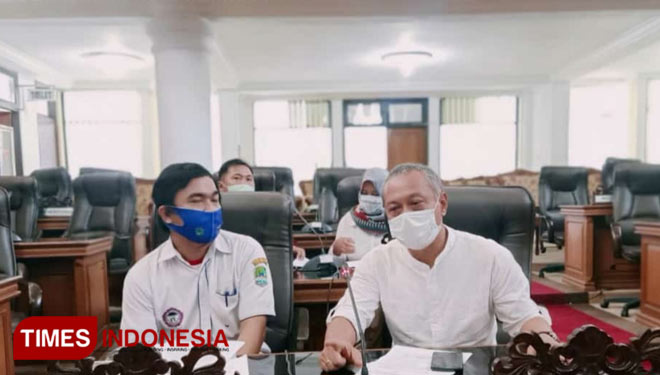 Ketua YLBK Kabupaten Majalengka, Dede Aryana (kanan). (Foto: Jaja Sumarja/TIMES Indonesia) 