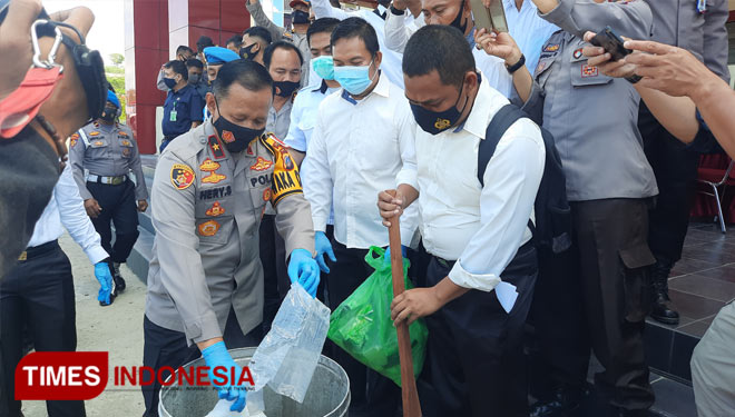 Waka Polda Sulteng, Brigjen Pol Hery Santoso saat memimpin pemusnahan barang bukti narkotika berjenis sabu-sabu pada Senin, (16/11/2020). (Foto: Anang Prasetio/ TIMES Indonesia)