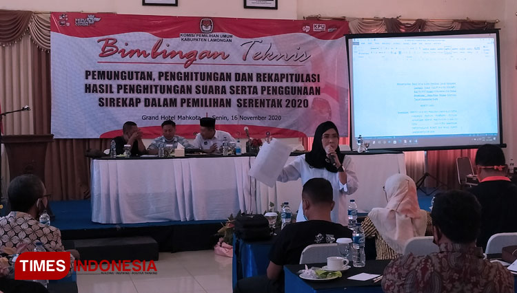 KPU Lamongan menggelar Bimtek pemungutan, penghitungan dan rekap hasil penghitungan suara serta penggunaan Sirekap dalam Pilkada serentak 2020, Senin (16/11/2020). (FOTO: MFA Rohmatillah/ TIMES Indonesia)