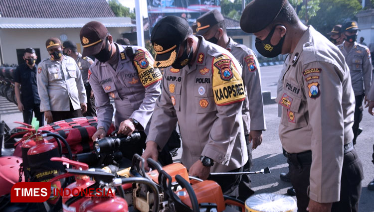 Kapolres Pamekasan saat mengecek peralatan penanggulangan kontijensi bencana di wilayah hukum Polres Pamekasan.(Foto: Akhmad Syafi'i/TIMES Indonesia)