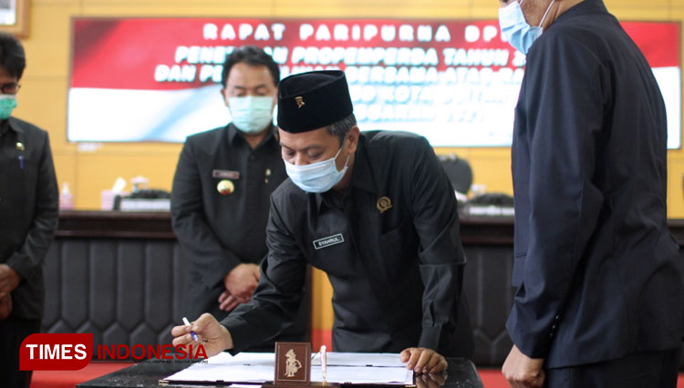 Ketua DPRD Kota Blitar Syahrul Alim menanda tangani Penetapan Propemperda Tahun 2021 dan Persetujuan Bersama Atas Raperda Tentang APBD Kota Blitar Tahun Anggaran 2021, Senin (16/11/2020). (Foto: Sholeh/TIMES Indonesia)