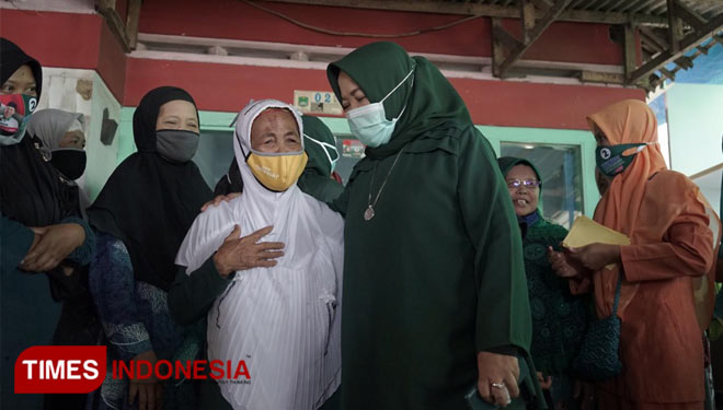 Cabup Malang Hj Lathifah Shohib saat kampanye di Kecamatan Pakisaji. (Foto : Binar Gumilang / TIMES Indonesia)
