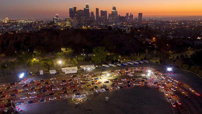 Mobil para penduduk yang akan melakukan test swab berjajar mengantri di Stadion Dodger Los Angeles Amerika. (Foto: David Mcnew/Getty Images)